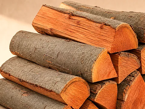 Ольховые дрова для камина — крупный план торцов поленьев